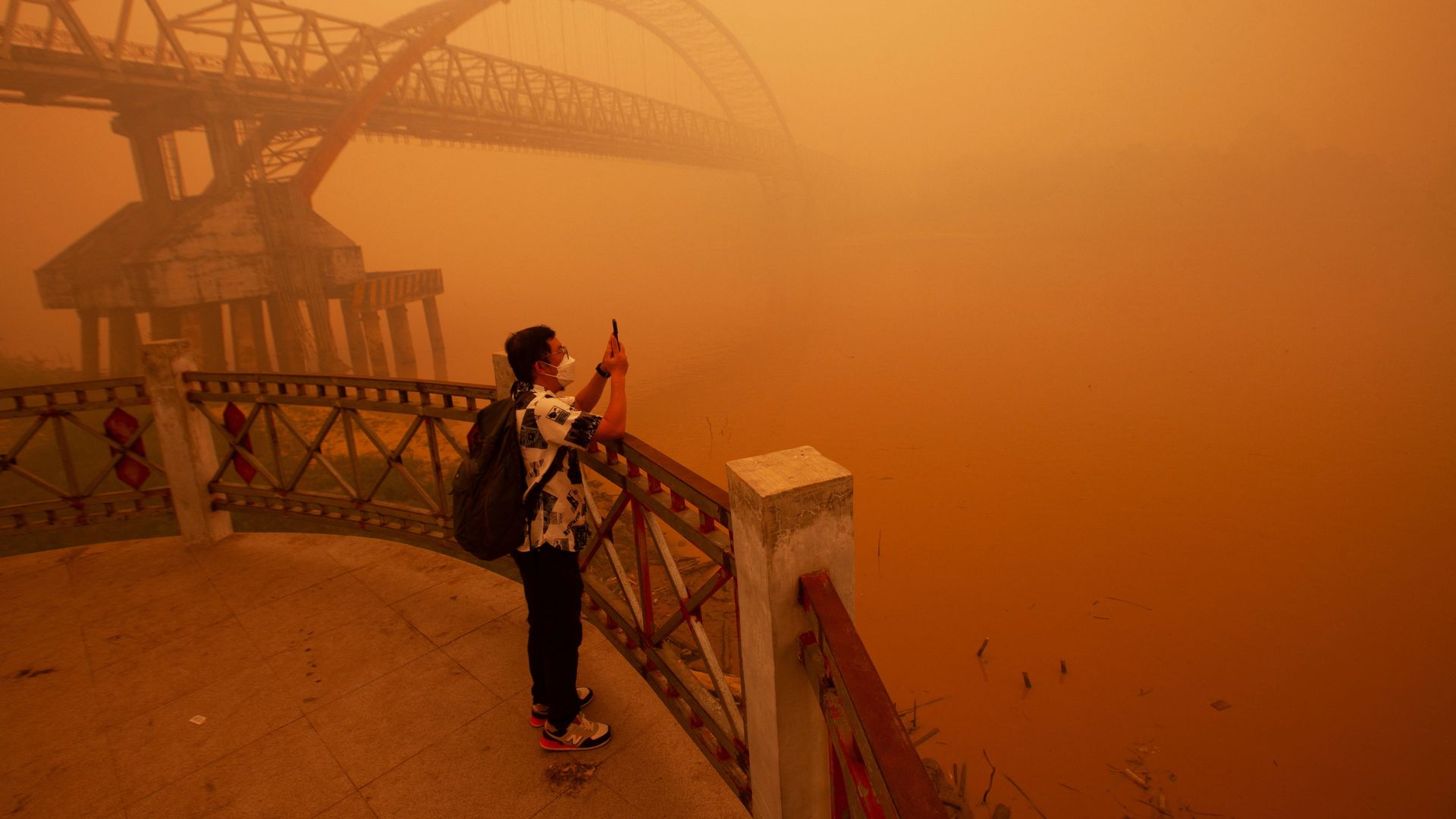 Toxic Orange Smog Engulfs Indonesian Cities as Wildfires Rage