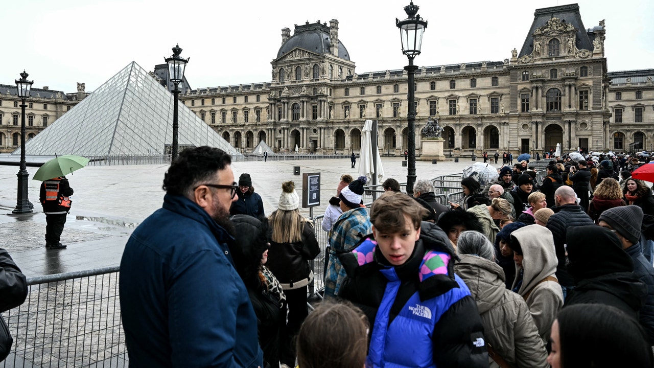 France Deploys 70,000 Officers as Louvre and Museums Close Ahead of Protests